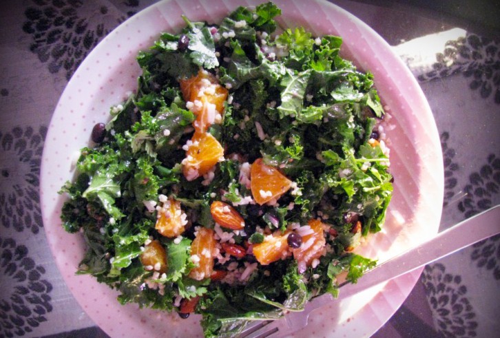 Réaliser une salade de kale à l'orange et à la coriandre
