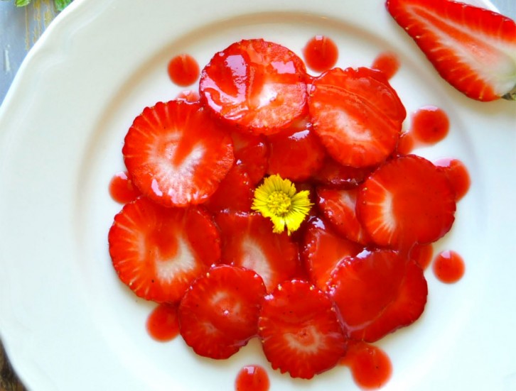 Recette de dessert à la cocotte-minute : carpaccio de fraises sauce cardamome