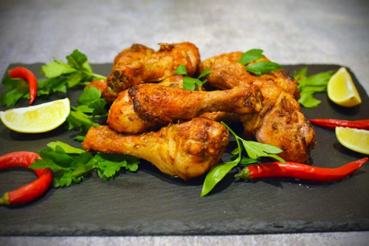 Cuire des cuisses de poulets épicées à la friteuse sans huile